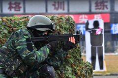 中国特战精英用上拐弯枪