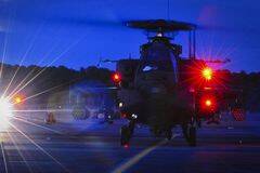 美军阿帕奇夜幕下科幻感十足