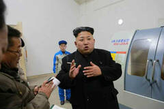 金正恩手持香烟视察精密机器工厂