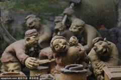 刘老根大舞台橱窗中泥塑不雅