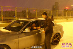 河南郑州推车人“趁雪打劫” 