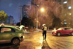 成都宝马女司机疑酒驾 脚踹交警下体