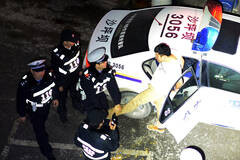 醉汉闹事打警察遭刑拘