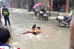 广西：男子被捅伤倒地 肠子外露