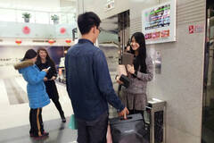 男子摆一地奢侈品对女孩表白