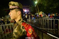 深圳武警官兵叠人墙护卫香客上香