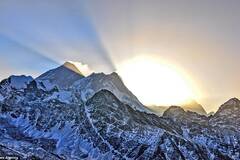 女登山家镜头中的山峰之美