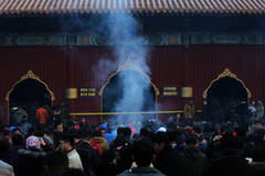 数万香客大年初一雍和宫进香祈福