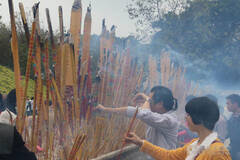 土豪往功德箱内塞苹果6手机