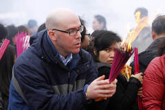 武汉：老外寺庙里敬香拜财神