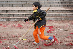 9岁男孩替抱病保洁员妈妈清扫爆竹屑