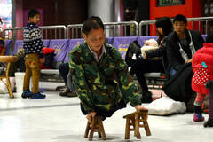 重庆：“无腿大叔”的春运旅程