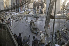 在废墟中寻找同伴遗体