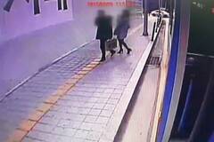 一对男女坠坑消失全程