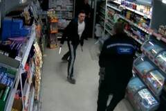 劫匪抢劫超市 遭购物篮绊倒被擒