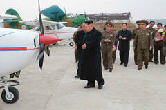 金正恩试飞轻型飞机起降画面