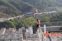 女子欲从32楼跳下前一幕