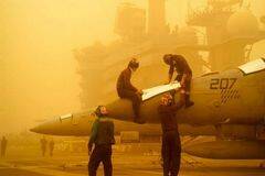 美国航母波斯湾海域遭遇沙尘暴