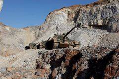 解放军坦克一字长龙峭壁上行进