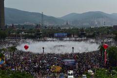 一组泼水节的照片