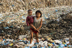 拾荒度日的印度儿童