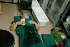 一名因疲劳而睡在手术室地上的医生