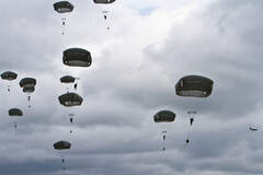 美军在科索沃空降演习照片