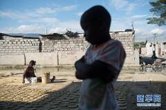 用泥巴制作“饼干”充饥的贫民