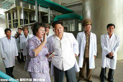 金正恩穿白大褂视察部队生物技术研究院