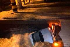 轿车行驶途中坠入深坑被淹没画面