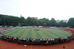 为了将4500人拍进一张照片里