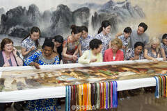 彭丽媛与外方政要夫人参观南京博物院