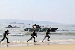解放军在南海海域演练登陆作战