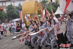 大叔大妈自编舞蹈纪念日本投降