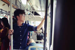 成都：大学生公交车上给睡着老人当“人肉靠垫”20分钟