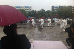 老人雨中比赛 评委打伞评分