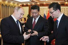 普京向习近平赠送俄产智能手机