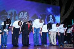 连胜文六度鞠躬承认败选 支持者感动落泪