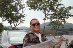 广东佛山男子一杆钓起51斤重大鱼