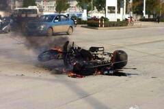 江西：高压线掉落致骑车男子烧焦现场