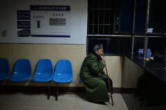 重庆一派出所接待椅上的日与夜