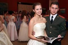 俄罗斯军官舞会可以搂漂亮妹子