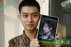 军人和自己入伍前的照片合影