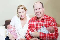 摩纳哥王妃携龙凤胎拍圣诞全家福