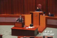 梁振英立法院问答遭泛民议员扔杂物搅局