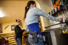 子弹代替小费 美国餐厅女店员配枪上班