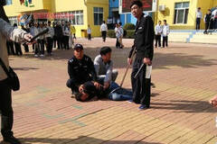 广西：醉酒男子持刀冲进校园被制服现场