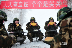 女兵-16°野外拉练现场