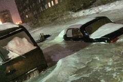 俄城市水管爆裂 汽车埋入冰中