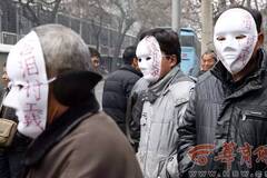 西安：农民工带面具街头讨薪